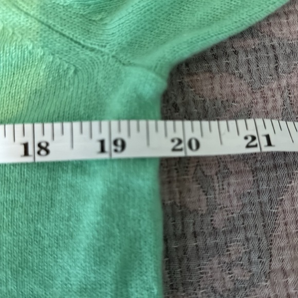 New JCrew Cashmere shrunken V-neck sweater - Picture 4 of 4